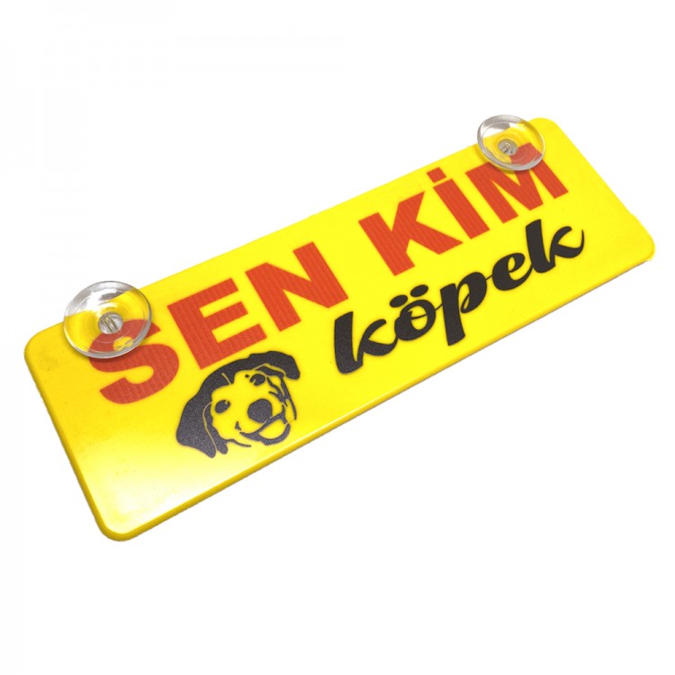 Sen Kim Köpek Yazılı Sarı Dekor Plaka Vantuzlu Cam Süsü 22x7.5cm